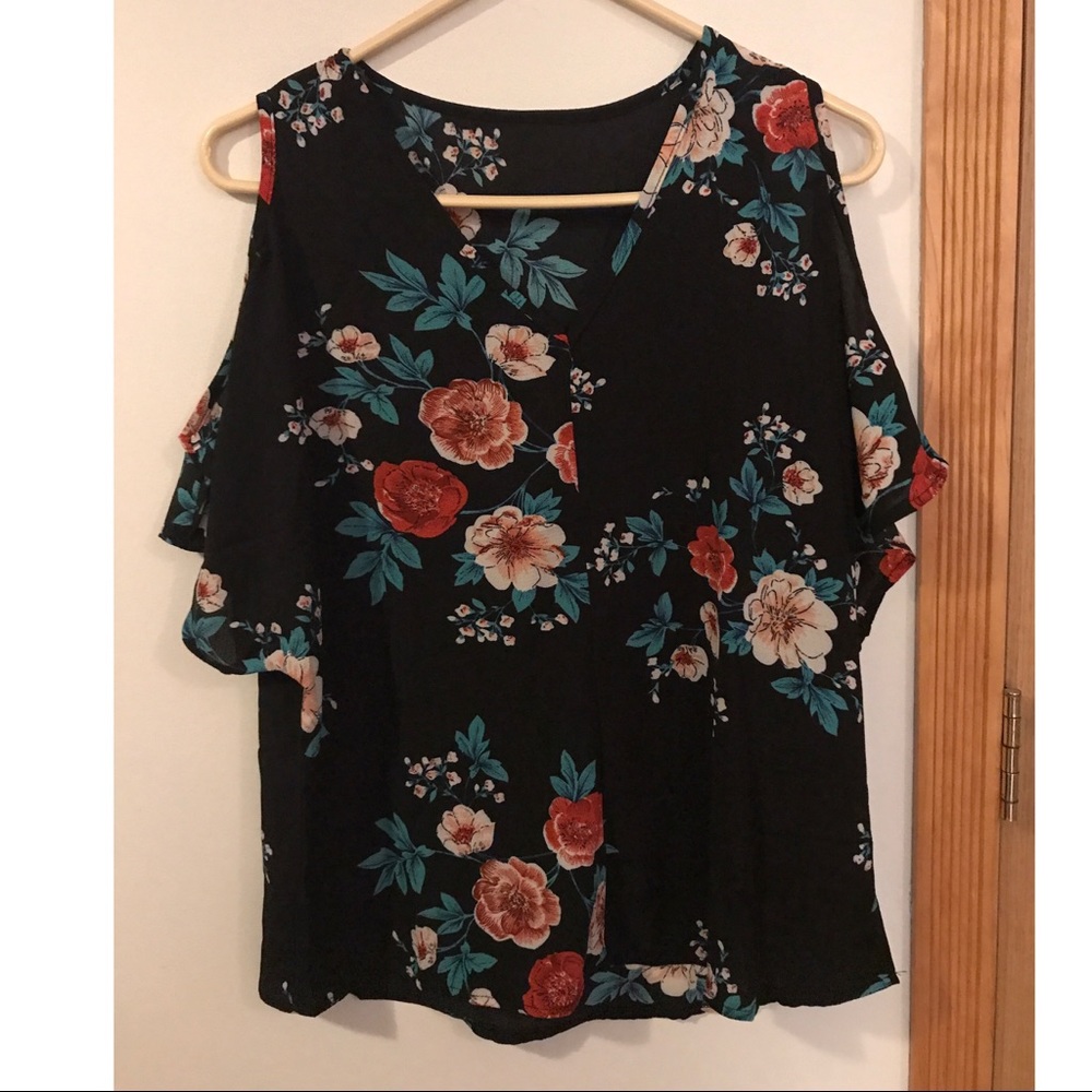 Short sleeve floral cold shoulder top